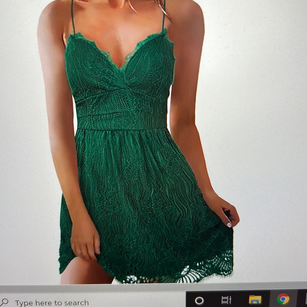 Medium, NWT, V neck, green lace with tie back dress
